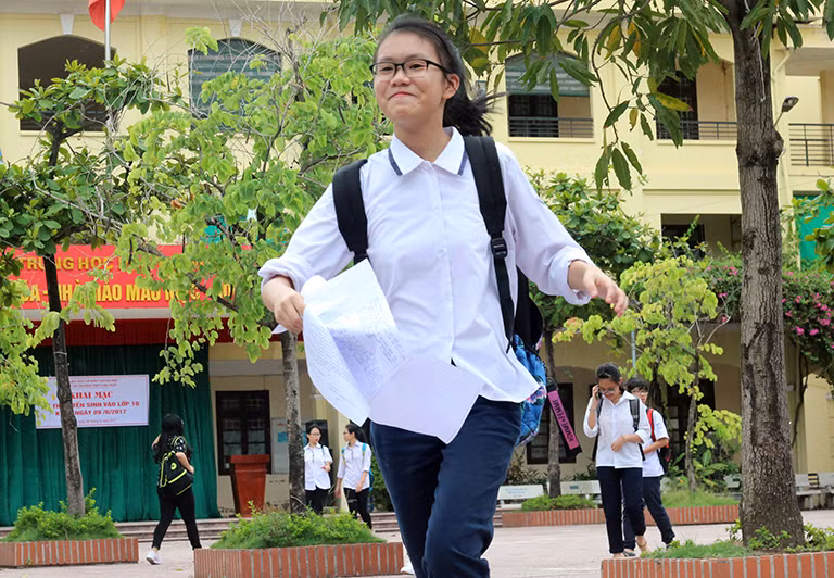 Nhiều thí sinh tham dự môn thi Ngữ văn tại trường THPT Cầu Giấy sau khi kết thúc 120 làm bài đều rất vui, bởi làm được bài.