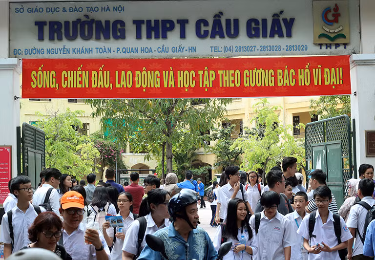 Đúng 10h ngày 9/6, học sinh Hà Nội tham gia kỳ thi tuyển sinh lớp 10 do Sở GD&amp;ĐT Hà Nội tổ chức với với môn Ngữ văn đã hoàn thành xong 120 phút làm bài. Ghi nhận tại điểm thi trường THPT Cầu Giấy (Hà Nội), nhiều thí sinh ra khỏi phòng thi rất tự tin với bài làm của mình, cười rất tươi.