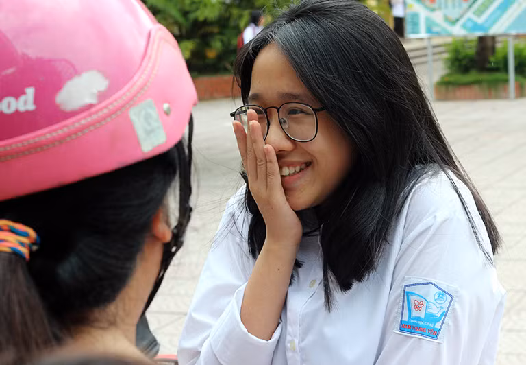Đặc biệt, các nữ sinh xinh đẹp đều chia sẻ cảm xúc vui mừng bởi hoàn thành tốt bài thi khiến các phụ huynh cũng cảm thấy hạnh phúc. Ảnh chụp buổi thi môn Ngữ văn tại THPT Cầu Giấy (Hà Nội).