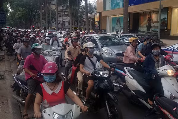 Hang chuc nguoi nang o to cuu nguoi gap nan o Ha Noi-Hinh-3