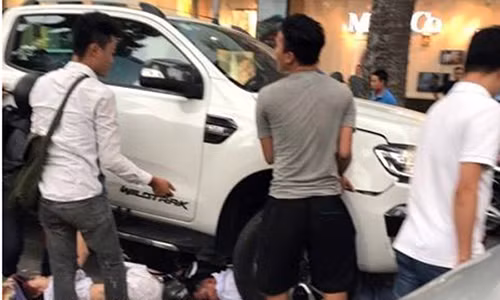 Hang chuc nguoi nang o to cuu nguoi gap nan o Ha Noi-Hinh-2