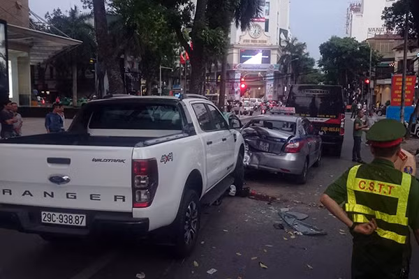 Hang chuc nguoi nang o to cuu nguoi gap nan o Ha Noi