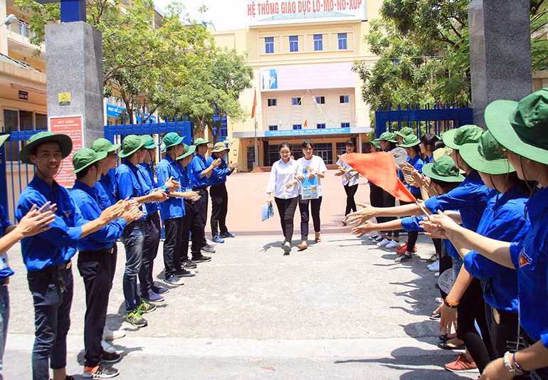  Kỳ thi THPT Quốc gia năm 2017 đã kết thúc (bắt đầu từ ngày 21/6-24/6), các thí sinh cùng phụ huynh tham dự kỳ thi năm nay với rất nhiều hình ảnh hài hước, xúc động... Đặc biệt, hình ảnh các nữ sinh viên tình nguyện xinh đẹp đứng dưới ánh nắng chang chang để tiếp sức mùa thi, động viên tinh thần của các sĩ tử làm không ít bậc phụ huynh cảm động. Ảnh chụp tại điểm trường THCS - THPT M.V.LôMôNôXốp (Hà Nội).
