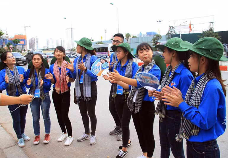 Các nữ sinh viên tình nguyện tham gia tiếp sức mùa thi khá vui vẻ, và luôn nở nụ cười, cùng nhau ca hát nhộn nhịp khiến các bậc phụ huynh đứng chờ con ngoài cổng trường thi cũng bớt đi phần nào sự lo lắng.