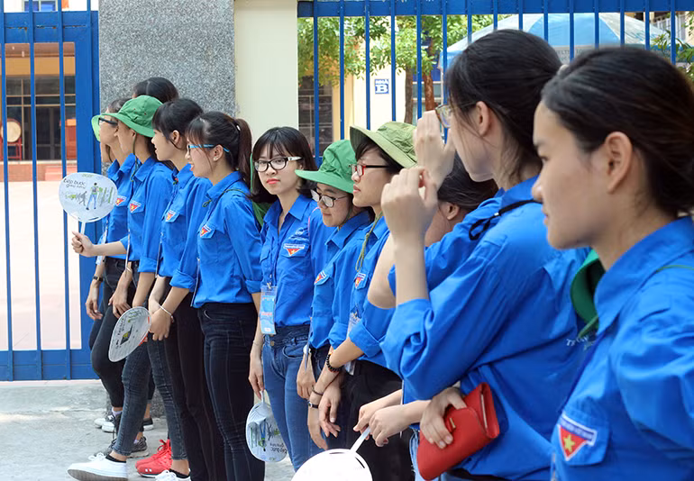 Các nữ sinh viên tình nguyện khoác trên mình màu áo xanh tiếp sức mùa thi chủ yếu là các bạn sinh viên đang theo học ở các trường đại học, cao đẳng trên địa bàn Hà Nội. Ảnh chụp tại điểm trường THCS - THPT M.V.LôMôNôXốp (Hà Nội)