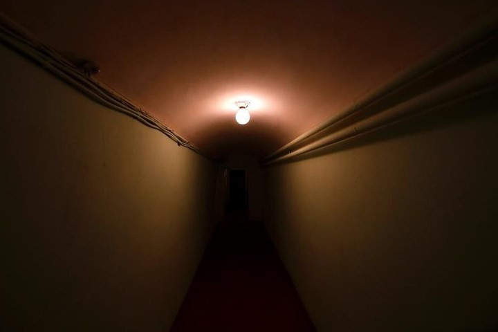 Đèn chiếu sáng ở hành lang hầm ngầm. Ảnh: Reuters.