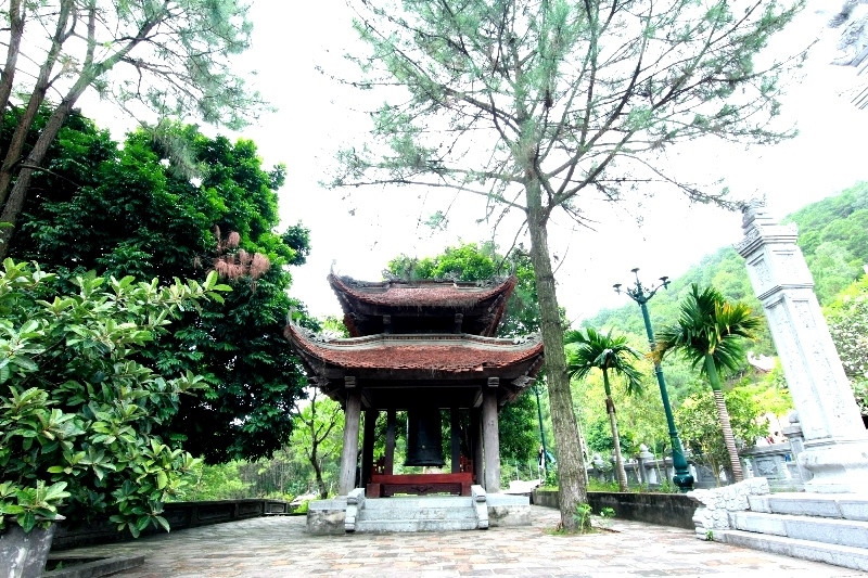 Lịch sử ghi nhận vị Quốc sư này cùng Vạn Hạnh Thiền sư đã phù trợ đưa Lý Công Uẩn lên ngôi. Năm 1010, Lý Công Uẩn dời đô từ Hoa Lư (Ninh Bình) ra Thăng Long, mở đầu cho thời kỳ hưng thịnh nhất của lịch sử Việt Nam. Khuông Việt Quốc sư trở thành Việt Nam tam triều Quốc sư (trải ba triều Đinh - Lê - Lý).