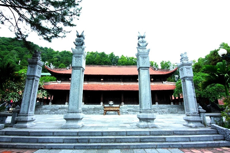 Tòa chính điện có diện tích 260m2, cao 14m. Để xứng với vai trò ngôi chùa di tích của đất địa linh và là chốn Tổ đình xa xưa, công trình này đã sử dụng 30 tấn đồng đúc tượng, 600m3 gỗ lim, 30m3 đá xanh. Đặc biệt, trong chính điện, có tới 80 cột lim có chiều dài khoảng 13m, đường kính mỗi cây khoảng 35cm. Đây cũng là ngôi chùa có số cột gỗ lim trong chính điện nhiều nhất nước ta.