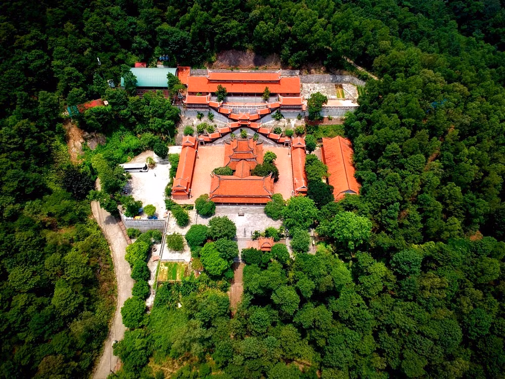 Chùa Non Nước vốn có tên Hán là Sóc Thiên Vương Thiền Tự, nằm trong quần thể khu di tích Đền Sóc ở độ cao hơn 110m so với chân núi.