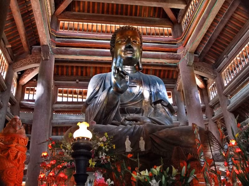 Trước đó, năm 2000, Đại đức Thích Thanh Quyết đã cho đúc pho tượng đức Phật Thích Ca bằng đồng lớn nhất nước ta lúc bấy giờ. Bảo tượng được nghệ nhân Vũ Duy Thuấn thực hiện tại thị trấn Lâm, huyện Ý Yên, tỉnh Nam Định. Tượng được thực hiện trong vòng 18 tháng với trọng lượng 20 tấn đồng đỏ đúc liền khối, đài sen cũng bằng đồng đúc liền khối với trọng lượng 10 tấn. Tượng có chiều cao 5,3m; đài sen cao 1,35m; bệ đá cao 1,75m. Nếu tính cả bệ đá thì Đại tượng có chiều cao 8,4m. Năm 2003, được đánh giá là một công trình nghệ thuật xuất sắc, góp phần tôn vinh nghề đúc đồng truyền thống của nước ta.