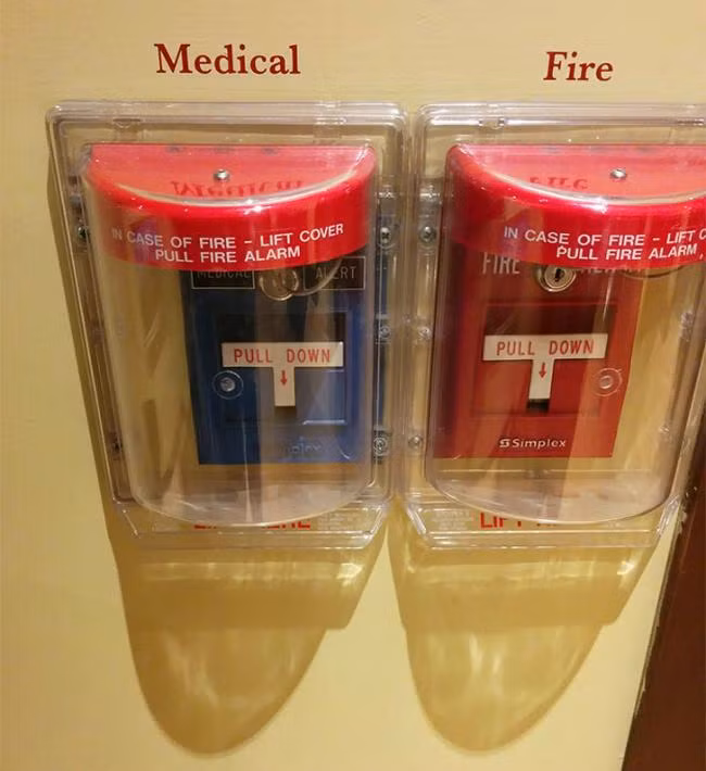 Các nút khác nhau để được trợ giúp y tế và báo cháy.