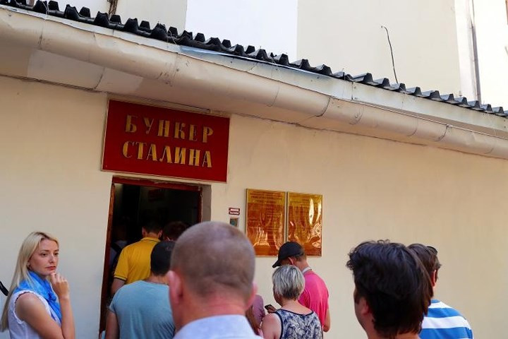 Du khách vào tham quan boong-ke Stalin. Ảnh: Reuters.