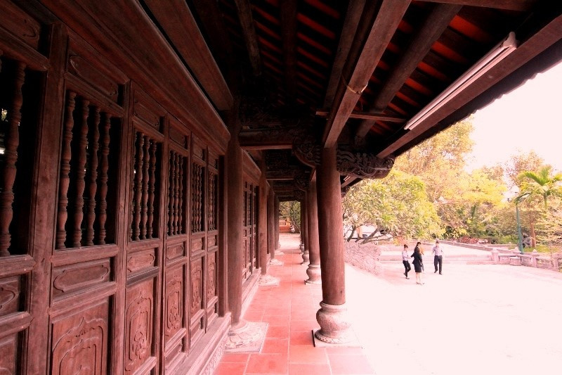 Trong cuốn “Thiền Uyển Tập Anh” và “Đại Việt Sử ký toàn thư” ghi rất rõ: Vị thiền sư đầu tiên trụ trì Sóc Thiên Vương Thiền Tự tên là Ngô Chân Lưu (933-1011), hậu duệ của Ngô Quyền. Năm 971, ông được vua Đinh Tiên Hoàng phong hiệu Khuông Việt Quốc sư. Đó là vị thiền sư đầu tiên được nhà nước phong kiến của Việt Nam phong tặng danh hiệu Quốc sư.