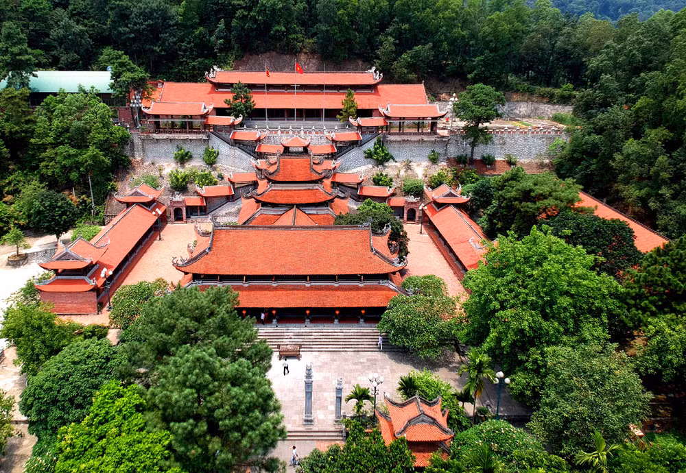 Theo thuyết phong thủy, nơi đây được xây dựng trên thế long chầu hổ phục, tựa lưng vào 9 ngọn núi: Núi Đồng Sóc, núi Đá Đen (trên núi có đến hàng trăm phiến đá lớn nhỏ giống như từng đàn trâu, voi năm phủ phục), núi Voi Phục, núi Mũi Cày, núi Vẩy Rồng, núi Đá Chồng…