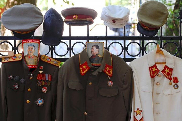 Các bộ quân phục thời Liên Xô treo trên hàng rào lối vào boong-ke. Ảnh: Reuters.