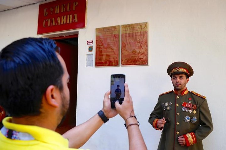 Một du khách chụp ảnh với quân phục Liên Xô. Ảnh: Reuters.