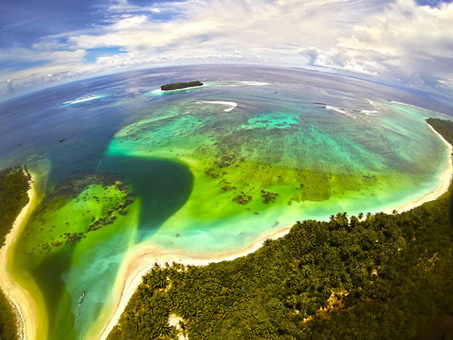 Quần đảo Mentawai, Indonesia: Mentawai là một trong những hòn đảo tốt nhất ở Nam Á, nằm ở bờ biển phía tây của Sumatra Indonesia. Những con sóng ở đây rất sắc nét. Nước biển xanh thẳm chào đón bạn với những làn sóng mở để lặn biển sâu.