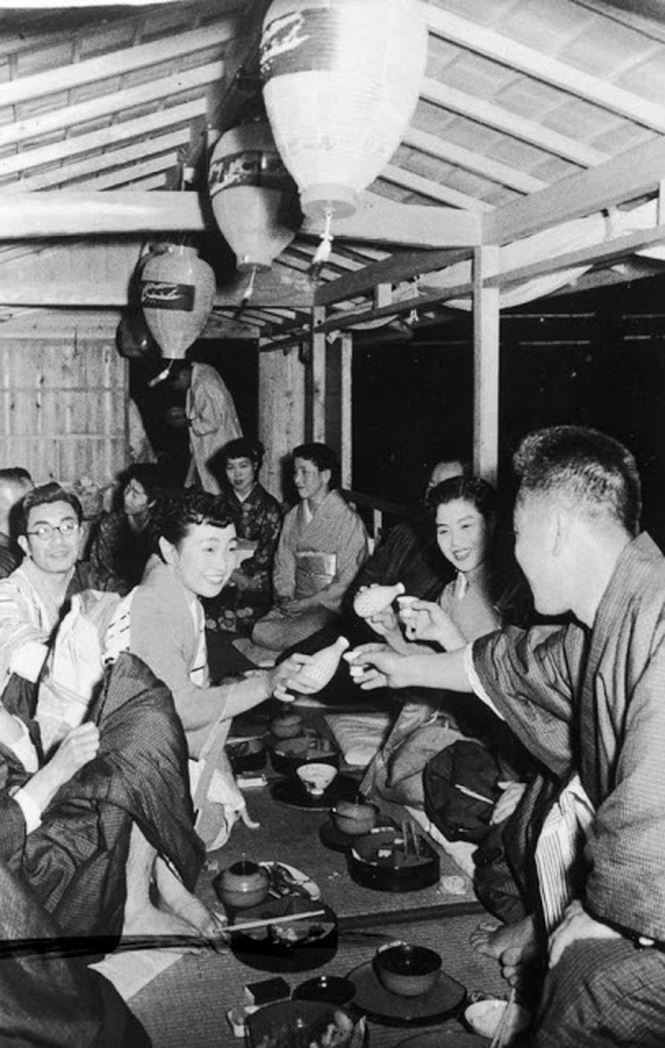 Các geisha tiếp rượu khách trong bữa tiệc trên thuyền ở sông Nagara, chảy qua thủ phủ Tỉnh Gifu, miền Trung Nhật Bản. Ảnh: Three Lions.