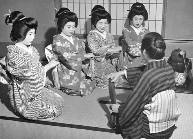 Nhóm geisha tập sự đang được giáo viên hướng dẫn kỹ năng. Ảnh: Central Press.