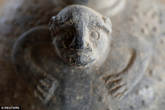 Theo ông Bernarda Delgado Giám đốc Bảo tàng Túcume, các chuyên gia có những bằng chứng cho thấy những xác ướp này bao gồm cả nam lẫn nữ thuộc tầng lớp quý tộc. Ảnh: Một linh vật được tìm thấy cùng xác ướp.