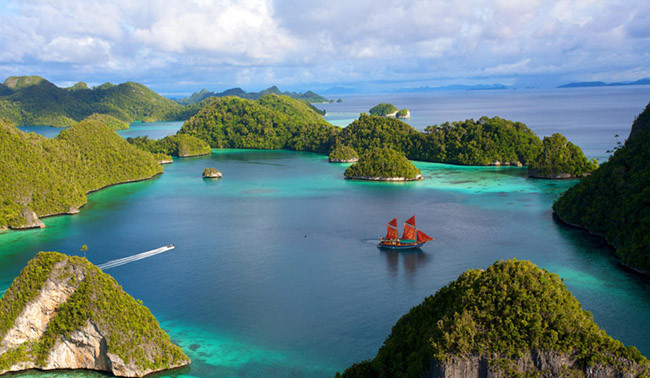 Raja Ampat, Indonesia: Quần đảo Raja Ampat ở Indonesia là một quần đảo, du khách tha hồ tận hưởng và khám phá một số khu rừng và cảnh quan tuyệt vời ở nơi đây.