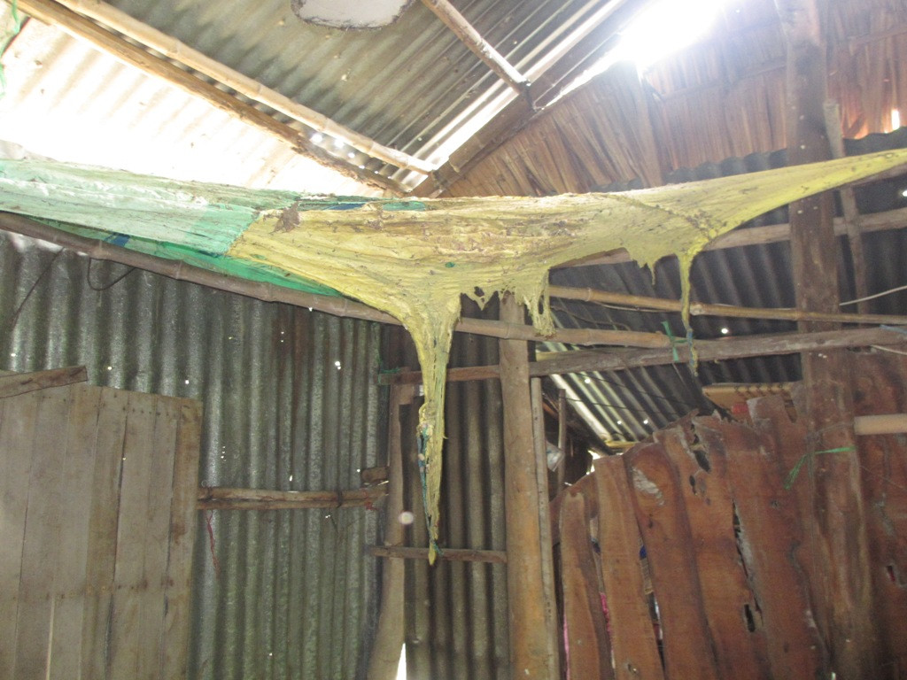 Tấm cao su che chắn bị cháy biến dạng. (Ảnh: Thanh Lâm).