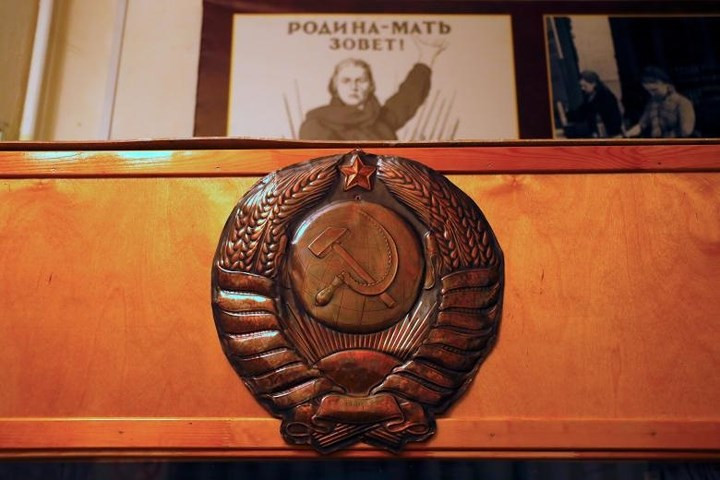 Áp phích và các biểu tượng Xô viết bên trong hầm ngầm của Nguyên soái Stalin. Ảnh: Reuters.