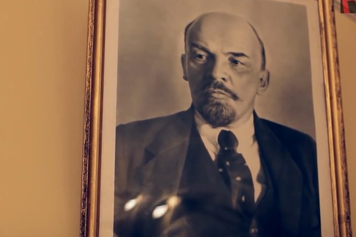 Ảnh lãnh tụ vô sản Lenin treo trên tường trong boong-ke. Ảnh: RBTH.