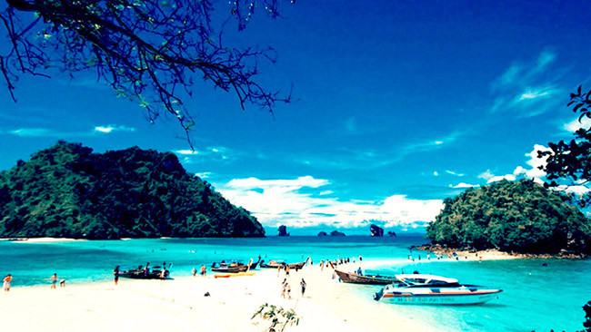 Đảo Krabi, Thái Lan: Đảo bao gồm Thác Huay Toh, Hồ Emerald và có nhiều bãi biển tuyệt vời ngoài ra những chuyến đi bằng thuyền có thể đưa bạn đi quanh đảo chiêm ngưỡng cảnh quan đẹp mê ly.