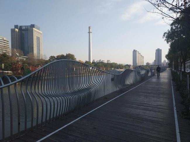 Hàng rào tích hợp với ghế dành cho những người cần nghỉ ngơi.