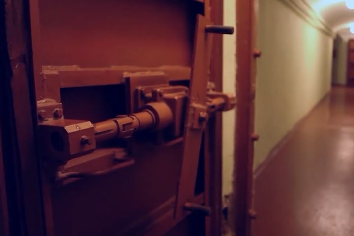 Cửa sắt bên trong boong-ke. Ảnh: RBTH.