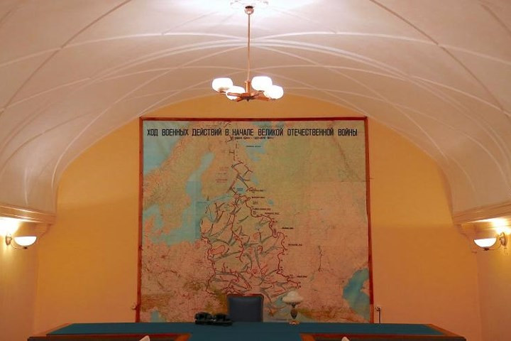 Phòng họp có treo bản đồ chiến sự. Ảnh: Reuters.