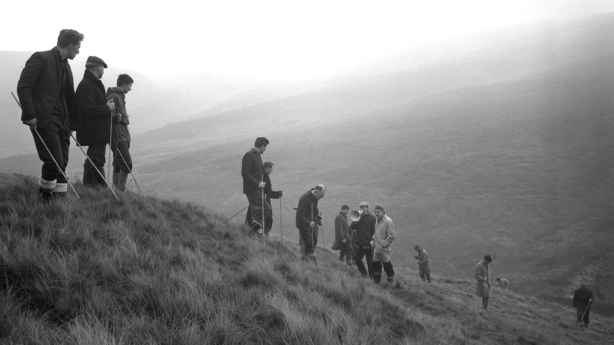 Cảnh sát tìm kiếm các thi thể nạn nhân của Ian và Myra tại bãi hoang Saddleworth. Ảnh: PA.