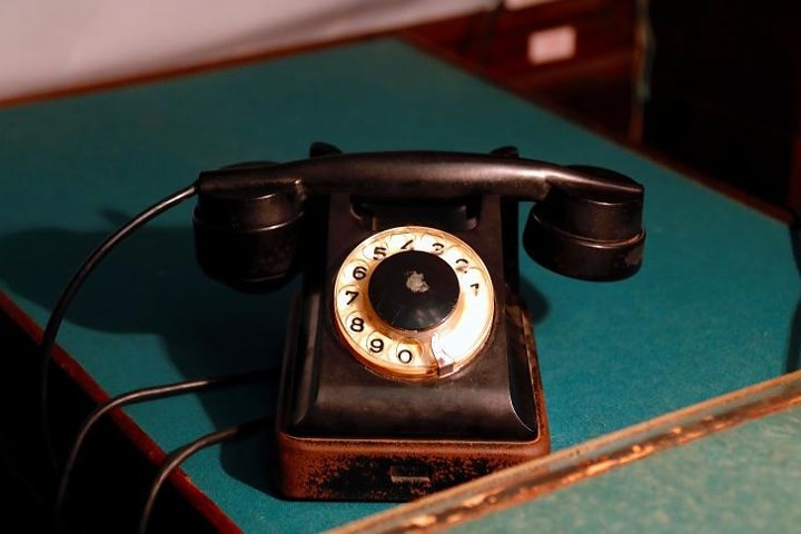Một chiếc điện thoại kiểu quay số bên trong boong-ke. Ảnh: Reuters.