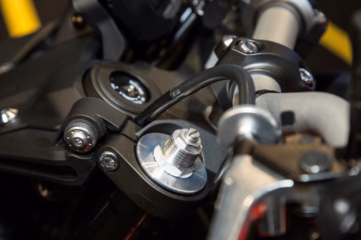 Mặt đồng hồ được thiết kế nằm gần hơn với đầu đèn, chiều cao của xe cũng tăng lên thêm 5mm. Trong khi đó, ở phần đuôi xe được tinh chỉnh ngắn hơn 30 mm so với người tiền nhiệm ở bộ khung phụ trên xe. Xe được trang bị phuộc trước của KYB có thể chỉnh được độ nén lò xo, compress và rebound.