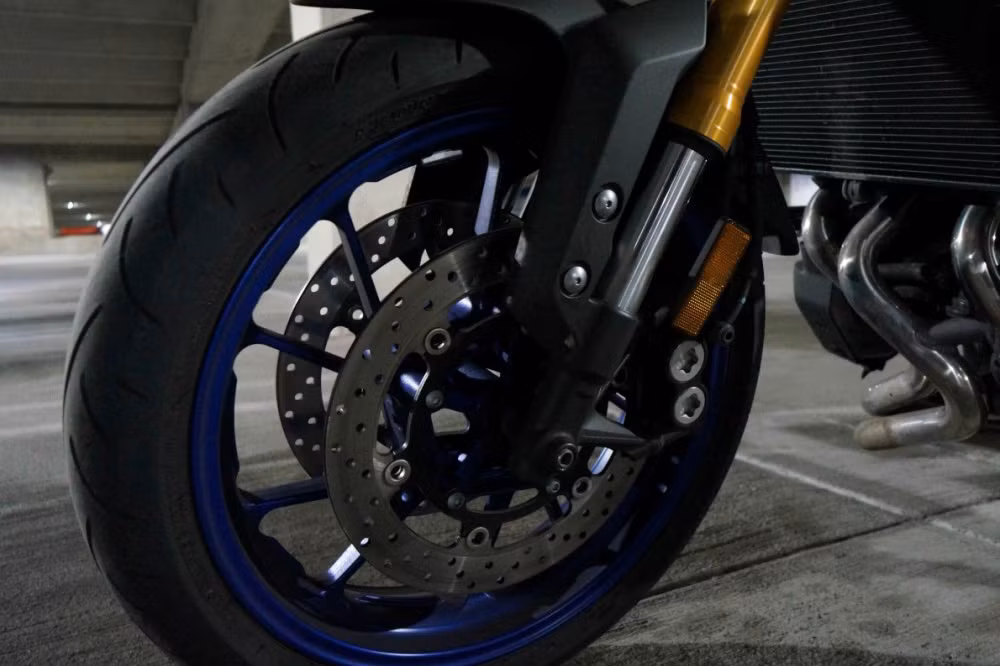 Ngoài ra, xe còn bộ phuộc trước của KYB có thể chỉnh được độ nén lò xo, compress và rebound, trang bị hệ thống chống bó cứng phanh ABS.