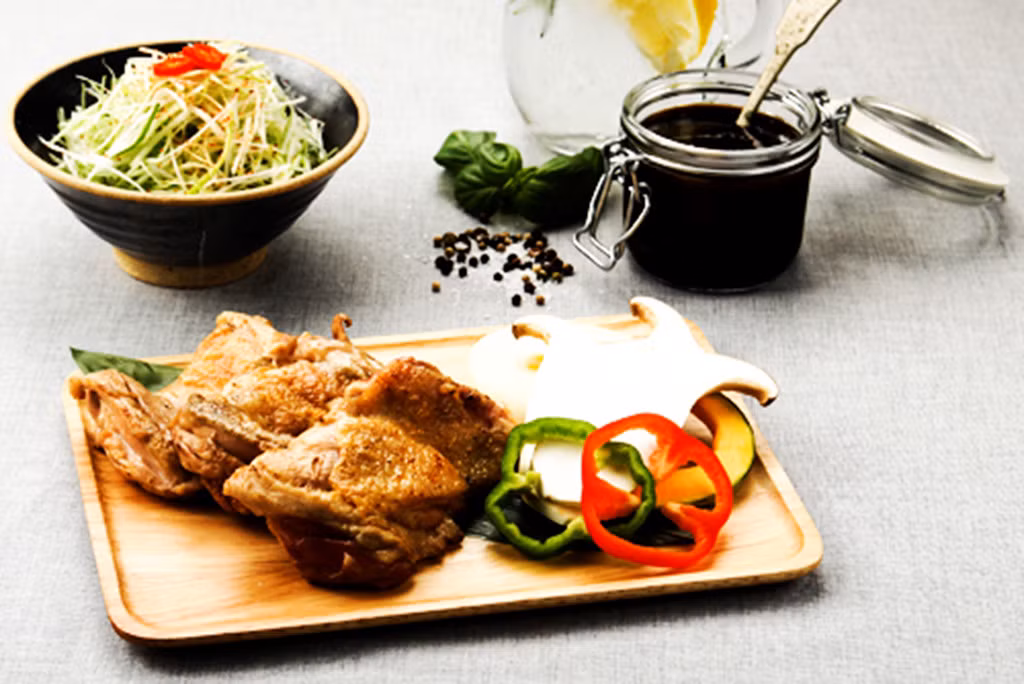 Rất nhiều tiệm cà phê và nhà hàng, quán ăn trên đảo Nami đủ để làm các du khách hài lòng. Trong số đó, Seomhyanggi (tiếng Việt có nghĩa là “hương đảo”) - nhà hàng BBQ theo phong cách tự phục vụ - nằm ngay trung tâm Nami, nổi bật với hai món đặc trưng là gà BBQ và ba chỉ BBQ. Giá ở đây dao động từ 7.500-69.000 won cho các suất từ một tới 4 người ăn. Ảnh: Naminara.