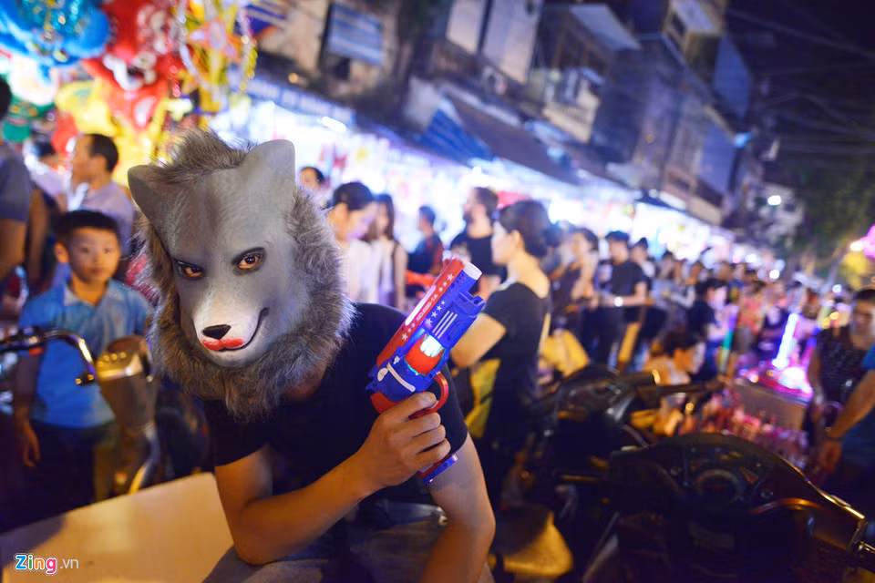 Mặt nạ kinh dị dù bị cấm nhưng vẫn được nhiều chủ hàng bán lén lút. Một số nam thanh niên tinh nghịch dọa du khách dạo chơi tại chợ.