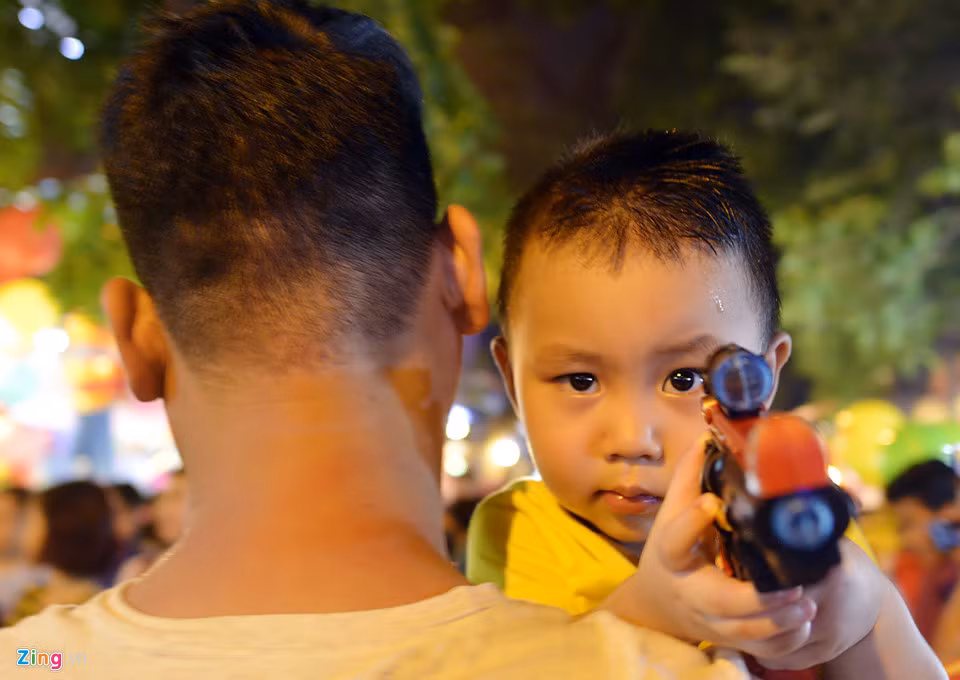 Một số trẻ khác được bố mẹ mua cho những chiếc súng nhựa, súng bắn đạn có nguồn gốc từ Trung Quốc.