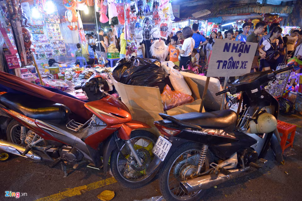 Ngay giữa phố Hàng Mã, một số gia đình nhận trông xe máy khiến con phố này càng ùn tắc.