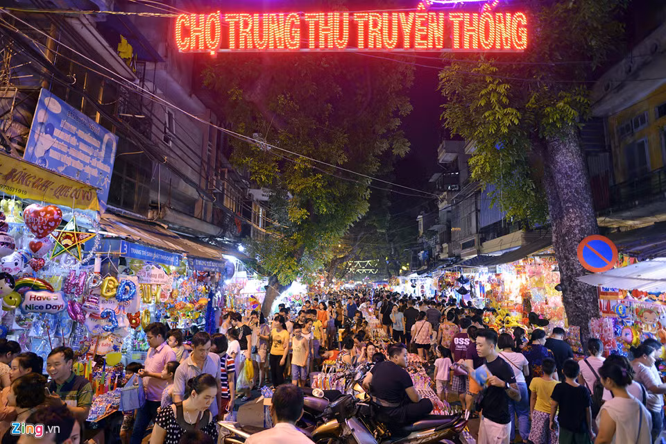 Tối 24/9, trước Tết trung thu một tuần, dòng người đổ về Chợ Trung thu truyền thống phố Hàng Lược, Hàng Mã (Hà Nội) rất đông. Một số con phố lân cận như Hàng Rươi, Lương Văn Can cũng ùn tắc nhẹ.