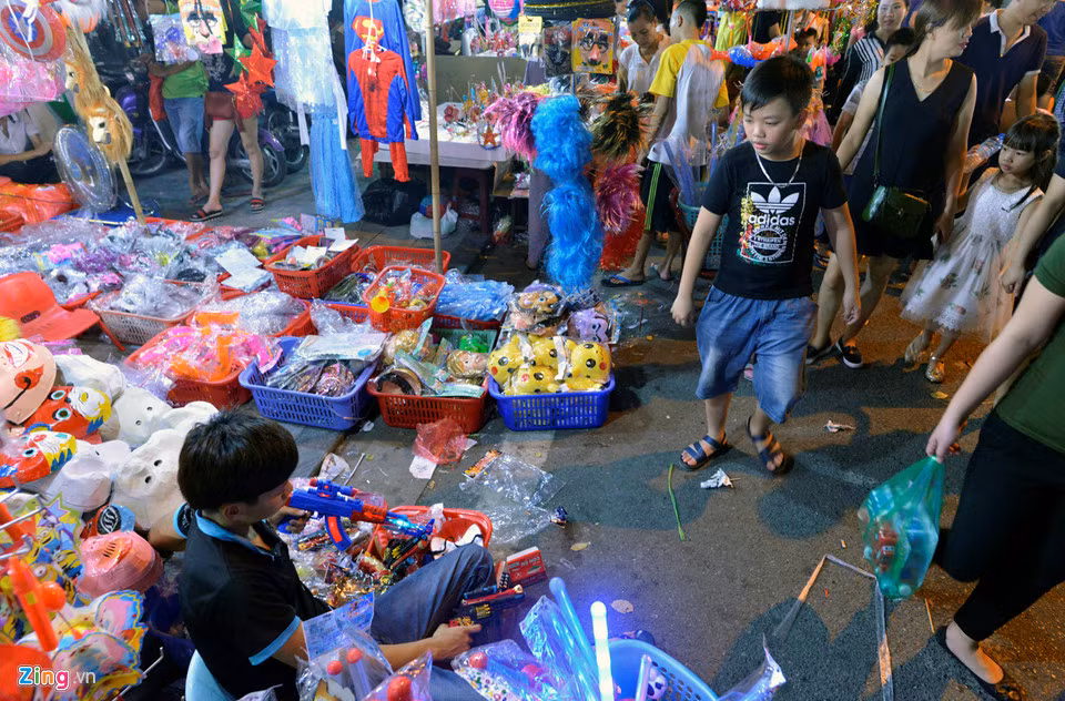 Như thường lệ, phố Hàng Mã là nơi bán đa dạng đồ chơi Trung thu từ truyền thống tới nhập khẩu.