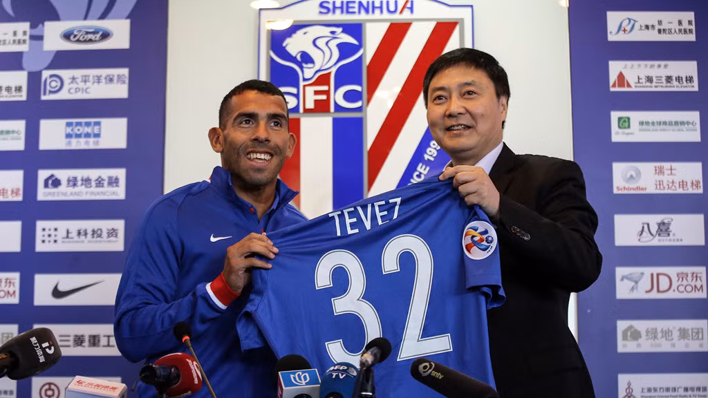 Dẫu vậy, mức lương của Neymar vẫn còn kém Carlos Tevez. "Sao xịt" Argentina kiếm 38 triệu euro/năm.