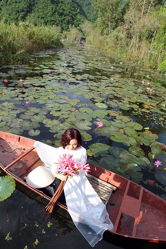 Ven bờ, những hàng cây ngập mình trong nước trơ trụi lá, dưới mặt nướcc những bông súng sắc hồng tím lặng lẽ khoe sắc mang đến vẻ đẹp nao lòng, làm xao xuyến biết bao trái tim lữ khách. Cảnh sắc hữu tình của suối, sự yên tĩnh, bình lặng và cuộc sống giản đơn của những người dân nơi này gây thương nhớ cho lòng người. Cảnh vật lung linh, huyền ảo vào mỗi buổi sớm mai, khi những bông súng e ấp, rồi nở bung trên mặt nước bình yên, sóng sánh sáng khi những gợn sóng lăn tăn của mái chèo khuấy động. Dòng suối Yến bình yên, mơ màng như cõi thiên thai với những bông súng hồng tím in đậm trên mặt nước.