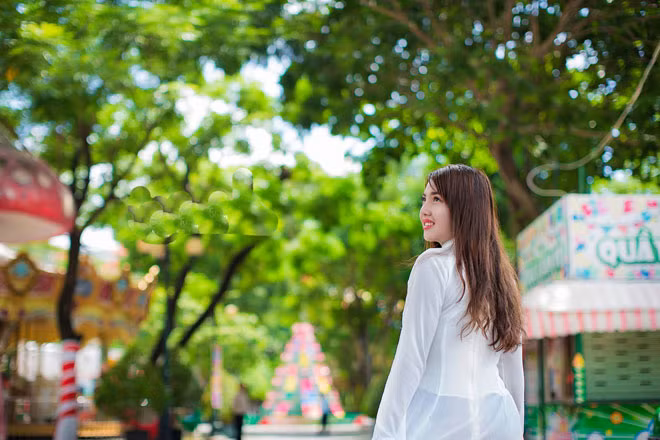 Vậy mà khi Phượng đề cập đến chuyện này và cả chuyện đổ vỡ hôn nhân, người đó chỉ ồn tồn nói: “Chú chẳng quan tâm điều ấy, ai chẳng có quá khứ và không ai sống mãi với quá khứ. Chú yêu là chú chấp nhận. Quá khứ chú không biết em phải chịu bao nhiêu tủi hờn nhưng sau này, em sẽ được bù đắp”.