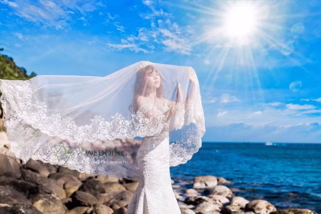 Thế nhưng chẳng phải chờ đến ngày ấy, bà mẹ đơn thân đã tự tìm thấy tình yêu. Đó là chàng trai tân, 28 tuổi, "giản dị nhưng rất ấm áp". Cặp đôi đã có hơn 2 tháng tìm hiểu và yêu nhau. Cách hai người gặp nhau cũng rất đặc biệt. Kể từ khi phẫu thuật thẩm mỹ, Quách Phượng được nhiều anh chàng nhắn tin làm quen nhưng mọi lời “đong đưa” đều theo mô tuýp: “Em có người yêu chưa? Nhà ở đâu? Bố mẹ làm gì?”, khiến cô chẳng buồn trả lời.