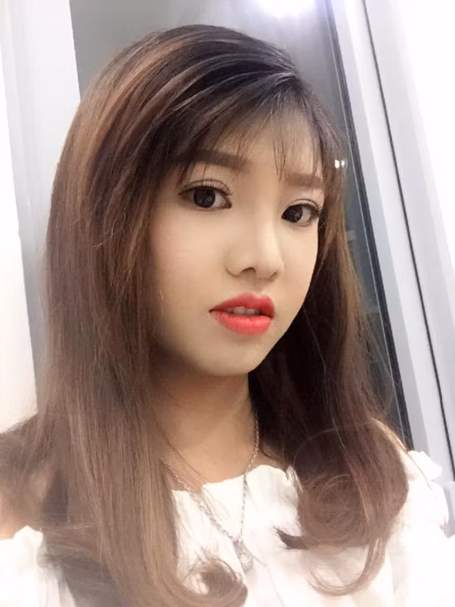 Ngay cả khi chi hàng trăm triệu cải thiện nhan sắc, xóa bỏ hoàn toàn diện mạo cũ với làn da đen nhẻm đầy mụn nhọt, đôi gò má cao sóng đôi, chiếc mũi thô kệch, hàm răng hô, đôi môi dày… cô gái trẻ vẫn lẻ bóng.