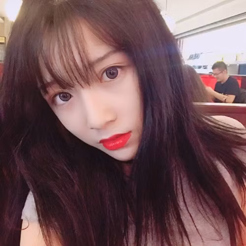 "Trời ạ, đây là con trai hay sao? Tôi thực sự không muốn sống nữa, bi quan chán đời quá đi", "Đáng yêu dễ thương như vậy mà lại là con trai, thế giới này thực sự không công bằng".