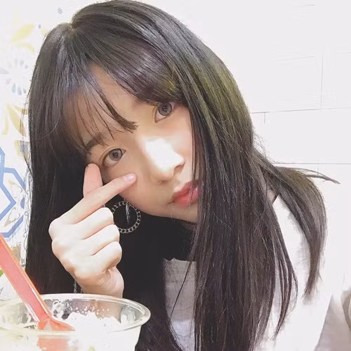 Từ bé, Abbily đã có khuôn mặt ưa nhìn, lớn lên các đường nét cũng rất thanh tú, mềm mại. Khi chàng thiếu niên dùng mỹ phẩm để hóa trang, kết hợp với mái tóc dài và mặc đồ nữ, mọi người rất khó nhận ra giới tính thật.