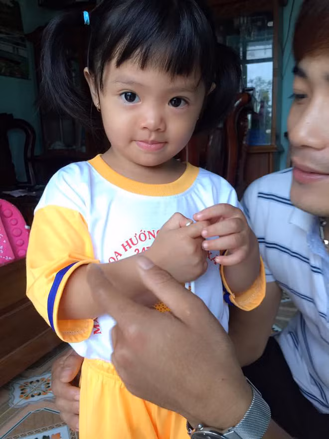 Kim Phượng còn hài hước kể xấu anh "chú" trong lần đầu gặp mặt như sau: "Gặp nhau, mình chả ấn tượng gì với lão, nhìn lão gầy gầy, ăn mặc đúng kiểu các cụ bô lão quá lứa. Nhìn mặt thì cũng được được đấy, mà hôm đầu nhìn chưa ra nét đẹp tiềm ẩn của lão nên ấn tượng ban đầu của mình là 'vừa già vừa xấu".